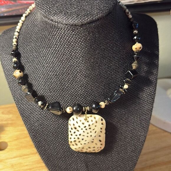 Necklace, Black and White Beaded Choker Necklace, NEW, Handmade, 15” - Picture 1 of 8